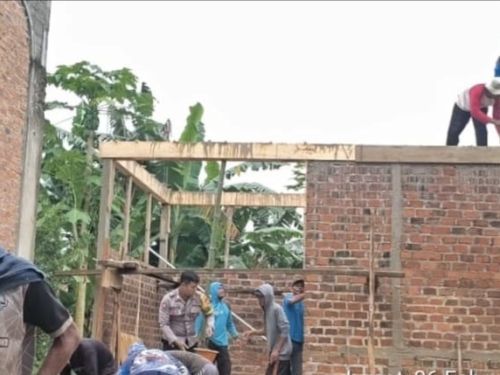 bhabinkamtibmas polsek simpang pematang menolong warga bergotong royong pembangunan tempat berwudhu masjid agung desa harapan jaya