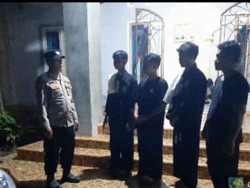 bhabinkamtibmas polsek tanjung raya melaksanakan sambang kepada anggota psht desa bangun jaya