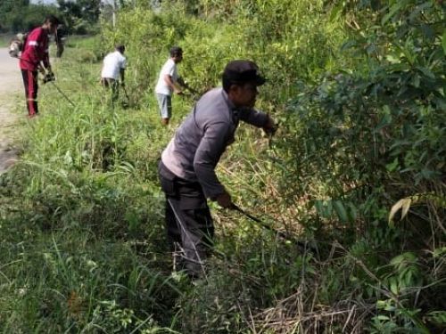 Bhabinkamtibmas Polsubsektor Mesuji Pusat Polres Mesuji turut serta aktif dalam kegiatan gotong royong membersihkan jalan raya Wiralaga II