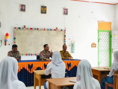 Binmas Polres Mesuji melaksanakan kegiatan sambang dan Binluh di Sekolah SMKN 1 Panca Jaya