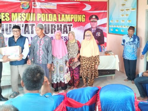 Polres Mesuji melaksanakan kegiatan "Jumat Curhat" di Desa Tanjung Harapan