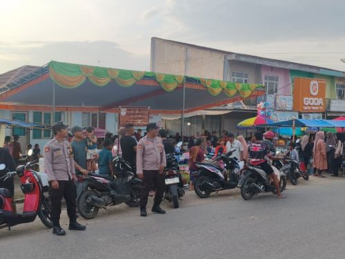 Polsek Simpang Pematang patroli dan pengamanan bazar takjil serta pengaturan lalu lintas di Pasar Simpang Pematang
