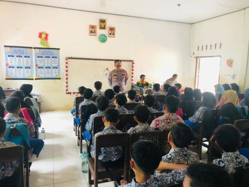 Sat Binmas Polres Mesuji Polda Lampung memberikan imbauan dan pembinaan kepada siswa siswi SDN 14 Simpang Pematang Kabupaten Mesuji.