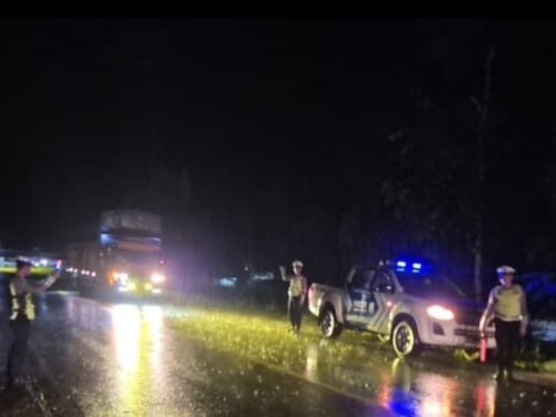 sat lantas polres mesuji laksanakan patroli malam monitoring arus lalu lintas di jalan lintas Sumatra km 185