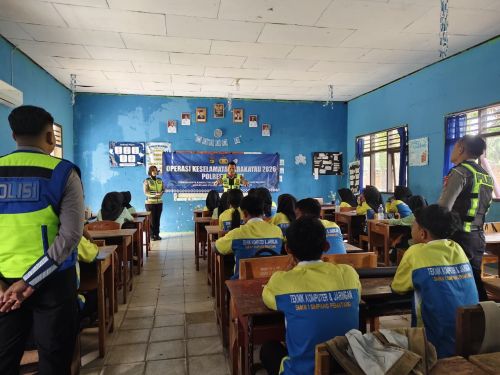 Sat Lantas Polres Mesuji Polda Lampung melaksanakan kegiatan Police Goes To School di SMAN 1 Simpang Pematang Kabupaten Mesuji dalam rangka Ops Keselamatan Krakatau 2026