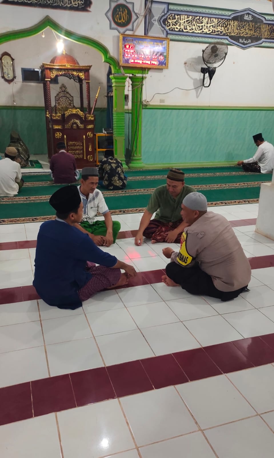 Bhabinkamtibmas Polsek Mesuji Timur Laksanakan Kegiatan Calling Sistem Safari Subuh Berjamaah di Masjid Nurul Hidayah
