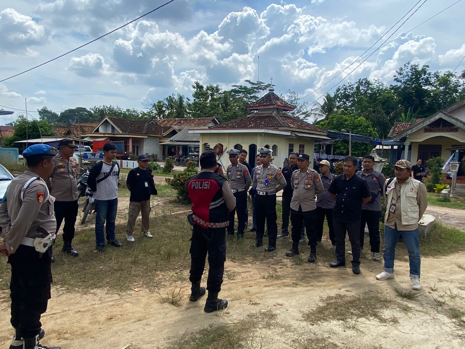 Satgas Gabungan Ops Mantap Praja Krakatau Polres Mesuji Laksanakan Pengamanan Kampanye Cagub dan Cawagub Lampung No Urut 2 di Desa Margo Rahayu, Kecamatan Simpang Pematang