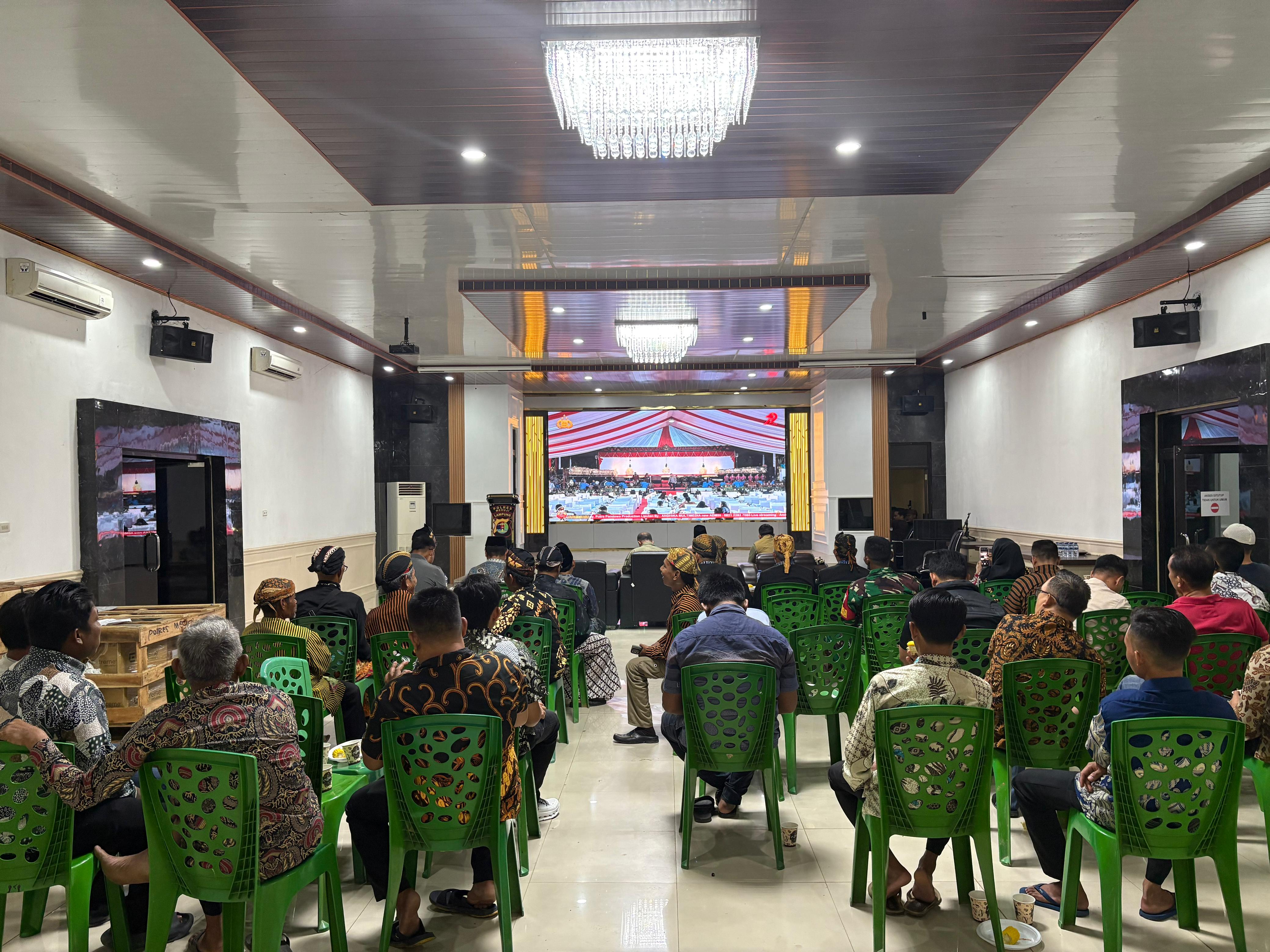 Kapolres Mesuji Bersama Forkopimda dan Masyarakat Nonton Bareng Pagelaran Wayang Kulit Secara Daring dalam Rangka Hari Bhayangkara ke-79