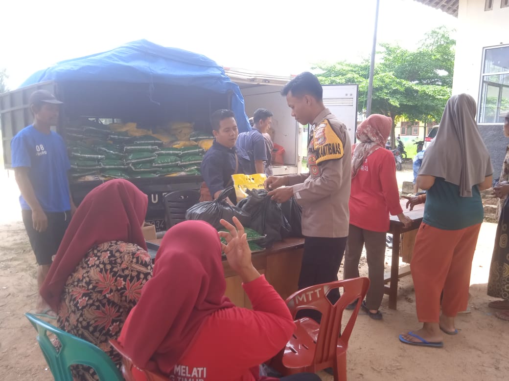 Bhabinkamtibmas Polsek Tanjung Raya Lakukan Pengamanan Bazar Pasar Murah di Desa Muara Tenang, Kabupaten Mesuji